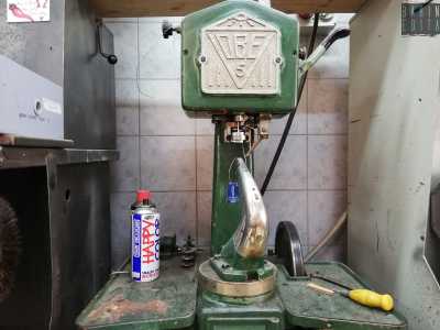 I due ci mostrano il �black-rapid�, l�antica macchina che serve a unire la tomaia (parte superiore della scarpa) alla suola...